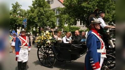 Die Bürgermeisterkutsche (v.l. Annemarie Detsch, Johanna Rumschöttel, Hermann Nafziger und Peter Heizer) fuhr am Anfang des Festzuges flankiert von der Hofgarde der Faschingsgesellschaft Würmesia. Mit 1500 Teilnehmern wuchs der Zug am Sonntag über den geplanten Rahmen hinaus. (Foto: US)