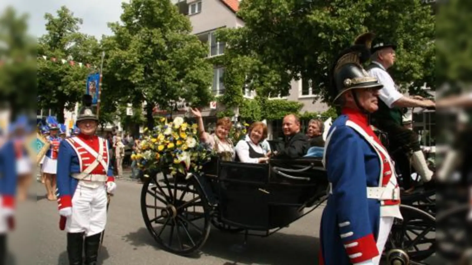 Die Bürgermeisterkutsche (v.l. Annemarie Detsch, Johanna Rumschöttel, Hermann Nafziger und Peter Heizer) fuhr am Anfang des Festzuges flankiert von der Hofgarde der Faschingsgesellschaft Würmesia. Mit 1500 Teilnehmern wuchs der Zug am Sonntag über den geplanten Rahmen hinaus. (Foto: US)