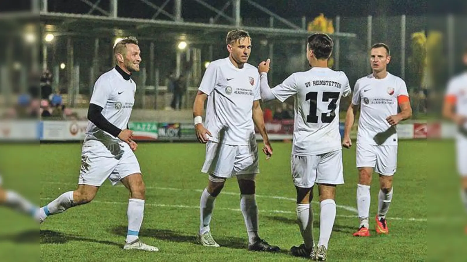 Torjubel  eine gewohnte Disziplin für den SV Heimstetten. Hier feiern die Spieler einen Treffer von Lukas Riglewski (Zweiter von links) gegen Wolfratshausen.	 (Foto: Christian Riedel)