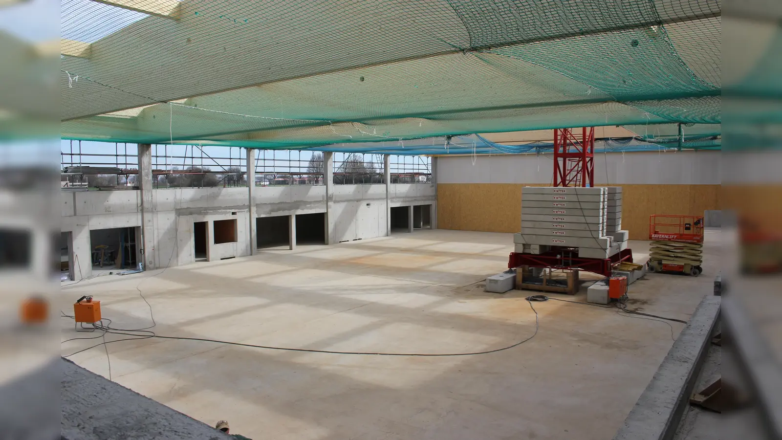 Der Rohbau für die neue Ismaninger Schulsporthalle in der Aschheimer Straße steht. Ende des Jahres 2019 soll die Vierfachhalle fertig sein. (Foto: bs)