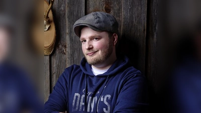 Am 29. Februar kommt der Straubinger Liedermacher „DaEbner“ nach Forstinning.  (Foto: VA)