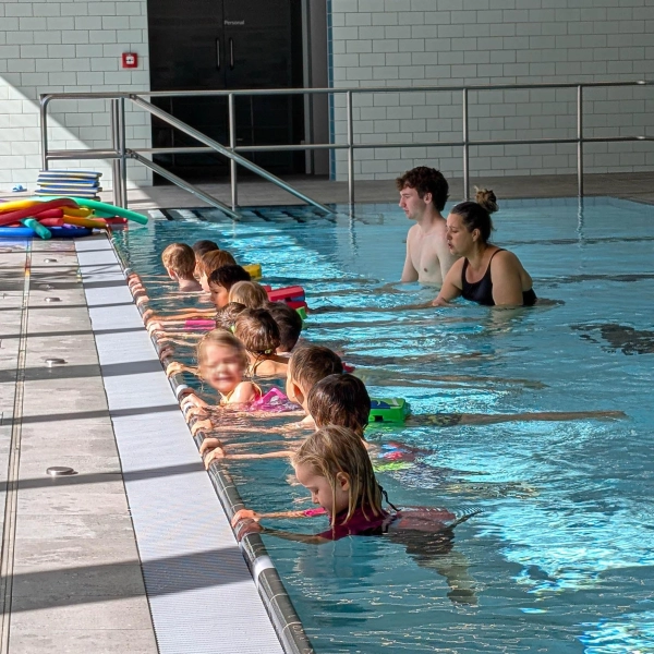Simon Seyfert und Melanie Wiegartner gehörten zu den Trainern, die zu Beginn der Sommerferien zahlreiche Schwimmkurse anboten.  (Foto: TSV Vaterstetten)