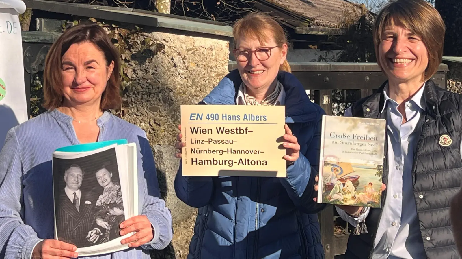 Stefanie Knittl (von links), Doris Fuchsberger und Lucie Vorlickova vor dem Eingangstor der Albers-Villa. (Foto: Susanne Hauck)