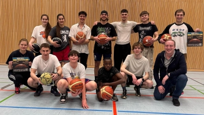 Bürgermeister Leonhard Spitzauer überzeugte sich davon, dass die Idee des Nightball in Vaterstetten gut bei den Jugendlichen ankam. (Foto: Gemeinde Vaterstetten)