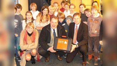 Mit den Grundschülern freuten sich Ursula Jekilius, Christoph Göbel und Christian Nagel (v.l.) über den Energie-Detektivkoffer. (Foto: pi)