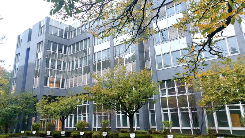 Der Bürokomplex am Stefan-George-Ring im Zamilapark soll zu Wohnraum umgebaut werden. Auch das wird ein Thema bei der Bürgerversammlung sein. (Foto: bas)