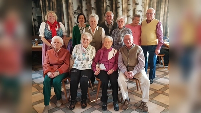 Geehrte Mitglieder: vorne sitzend v.l. Maria Felbermeier, Helga Brandl sowie Josefine und Edmund Thurner, hinten stehend Schirmherrin Barbara Kuhn, Elsa Schneeberger, Elfriede Paulus, 1. Vorstand Horst Ernst, Veronika Bittl sowie Helga und Richard Felbermeier. (Foto: Verein)