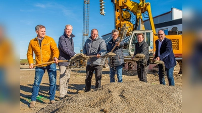 Beim Spatenstich (v.l.) Wolfgang Geisinger, Geschäftsführer bei der Geothermie Unterhaching GmbH &amp; Co KG, Bürgermeister Jan Neusiedl, Grünwald, Bürgermeister Wolfgang Panzer, Unterhaching, Stefan Rothörl, Geschäftsführer der Erdwärme Grünwald GmbH, Michael Laubender und Andreas Lederle, Geschäftsführer der Erdwärme Grünwald GmbH.<br>  (Foto: Erdwärme Grünwald)