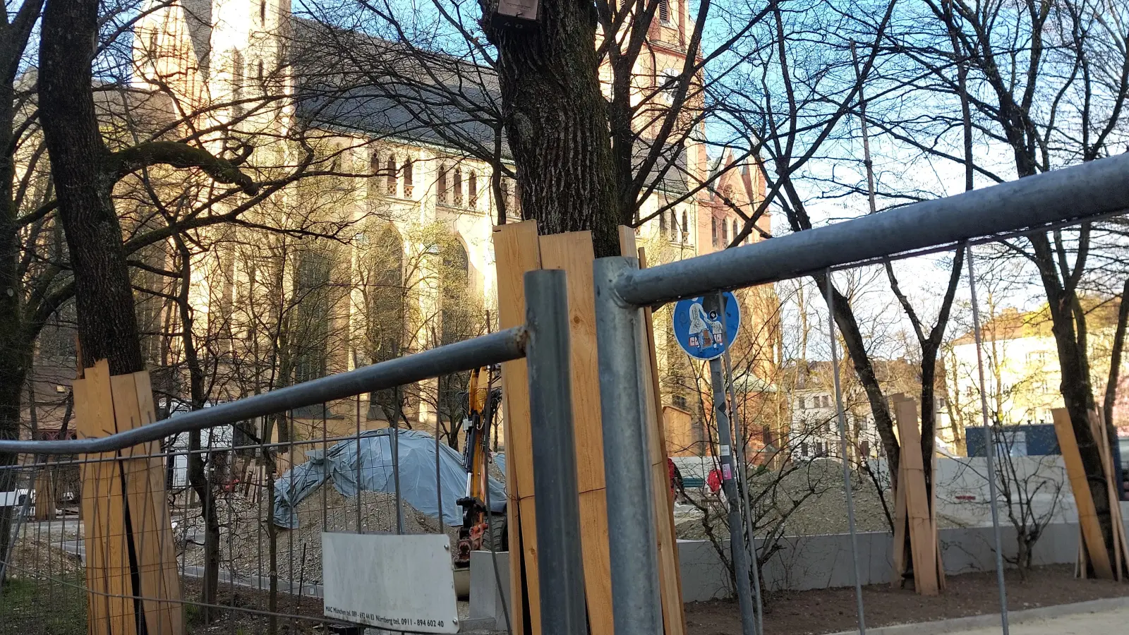 Die Baustelle am Johannisplatz: Ursprünglich hätten die Arbeiten bis Ende 2025 abgeschlossen sein sollen. (Foto: bas)