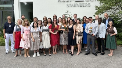 Freuten sich mit dem Abschlussjahrgang über die bestandenen Prüfungen (von links): Professor Dr. Thomas Lang (Ärztlicher direktor und Chefarzt der Klinik für Kinder- und Jugendmedizin), Pflegedirektor Martin Endres, Lehrerin Angela Schwierig, Schulleiterin Daniela Matzke und ebenfalls vom Lehrerkollegium Doris Keller sowie (von rechts) Antje Hauger, Ferdinand Adelhardt und Constanze Grunicke. (Foto: Starnberger Kliniken)