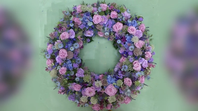 Ein großer Blumenkranz bei der Abschlussprüfung zum Floral Stylist 2023. (Foto: Karin Pressel)