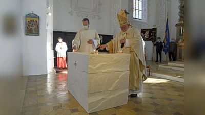 Erzbischof Reinhard Marx weihte den neuen Altar von St. Lorenz. Geschaffen hat ihn den Künstler Gregor Passens aus weißem Marmor. (Foto: S. Kellerer – Studio Niggl, München)