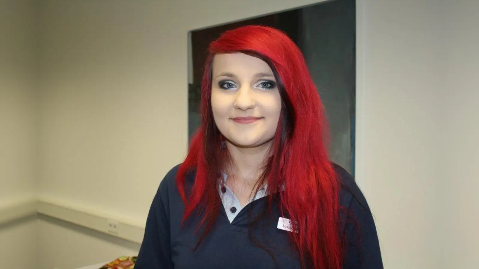 Kristine Aide, 23 Jahre, Filiale Germering: „Bei mir geht es jetzt weiter ins dritte Lehrjahr. Dort freue ich mich vor allem schon auf die Azubifiliale. Meine Ausbildung lief bisher sehr gut. Mir wurde sehr viel beigebracht und ich habe nette Kollegen. Das Arbeitsklima in unserer Filiale ist toll. Es macht sehr viel Spaß. Ich hoffe, dass es für mich so erfolgreich weitergeht. Auf die Prüfungen werden wir Azubis von ALDI SÜD sehr gut vorbereitet. Das ist super und hilft sehr viel. Ich möchte auch nach meiner Ausbildung gerne weiter im Unternehmen bleiben.“ (Foto: sb)