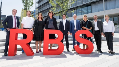 Der feierliche Übergabemoment bei der Einweihung des Städtischen Thomas-Mann-Gymnasiums mit (von links) Stadtkämmerer Christoph Frey, Stadtschulrat Florian Kraus, Bürgermeisterin Verena Dietl, Schulleiterin Karin Moritz, stv. Schulleiter Akim Akodad, Ministerialbeauftragtem Gerhard Maier, Stadtdirektorin Sigrid Jokl-Fischer, Stadtdirektor Detlev Langer und Stadtdirektorin Beate Steier. (Foto: Tobias Hase / LHM RBS)