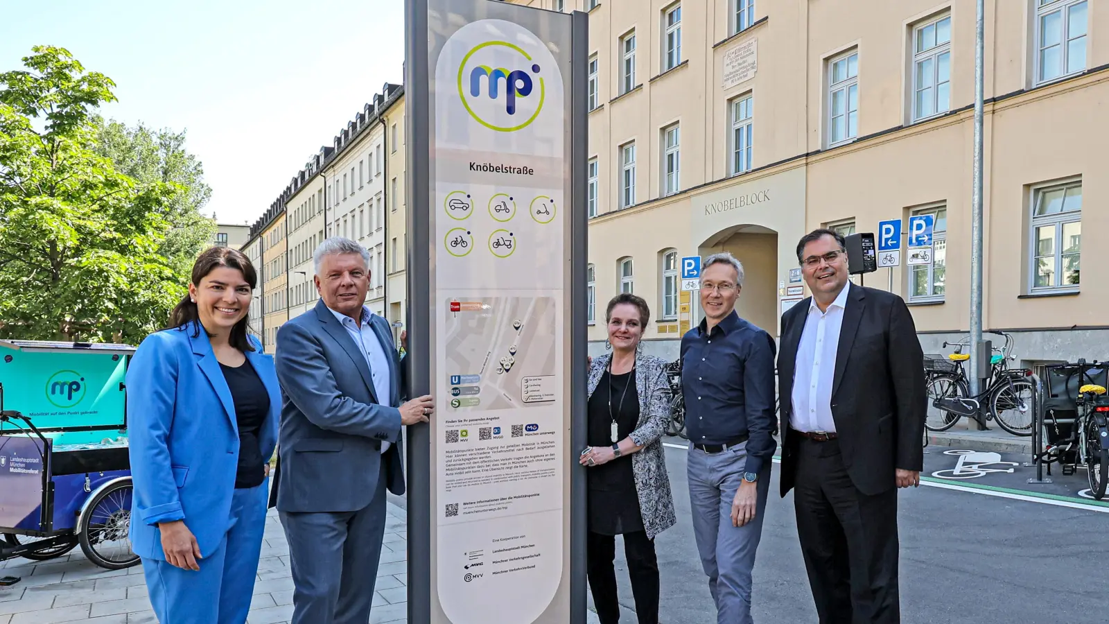 MVV-Marketingleiterin Sandra Bobic, Oberbürgermeister Dieter Reiter, Baureferentin Jeanne-Marie Ehbauer, Mobilitätsreferent Georg Dunkel, MVG-Chef Ingo Wortmann (von links) eröffnen den ersten Mobilitätspunkt. (Foto: Michael Nagy / Presseamt München)