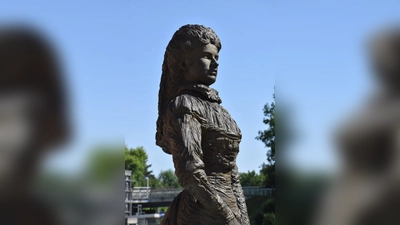 Wer soll das bitte sein? Und wo steht die Skulptur? (Foto: Hauck)