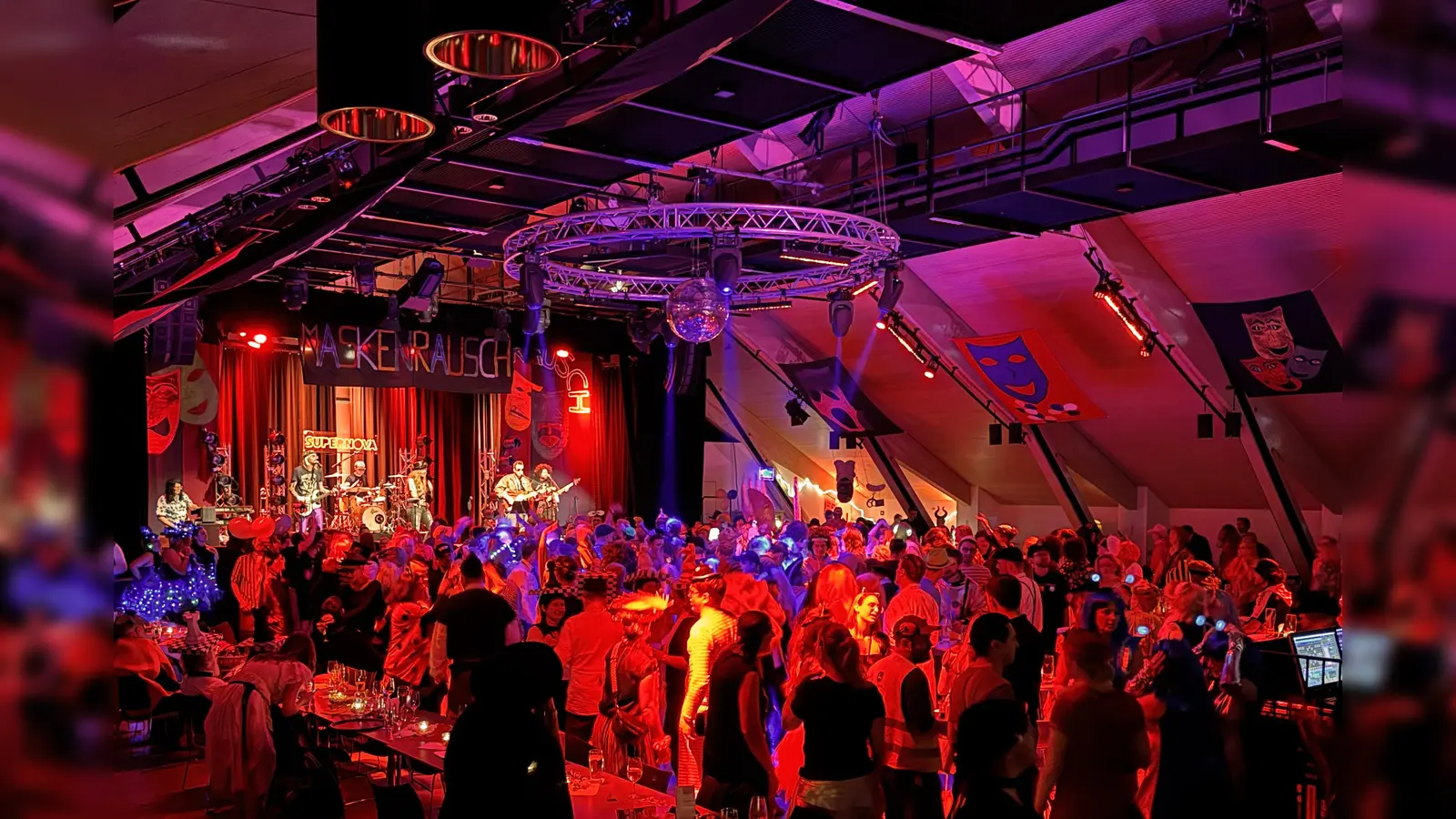 Beim Maskenrausch darf am kommenden Samstag ausgelassen gefeiert werden. (Foto: Kube)