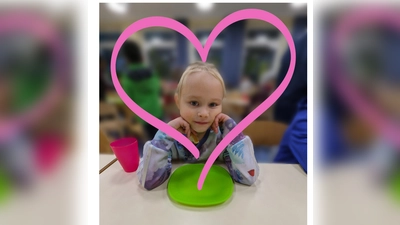 Deutsche-Lebensbrücke-Kind Maria freut sich über FSK-Spenden auf ihrem Teller. (Foto: Deutsche Lebensbrücke)