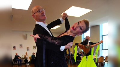 Sicherten sich mit fünf gewonnenen Tänzen den 1. Platz: Monika und Michael Marschall. (Foto: Butenschön)