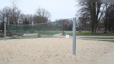 Vergangene Woche suchten wir den Beachvolleyballplatz am ehemaligen Allacher Sommerbad. Das beliebte Bad wurde 2009 aufgegeben und an seiner Stelle die Würm naturnah umgestaltet. (Foto: job)