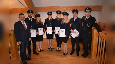  Bürgermeister Klaus Korneder mit den neu ernannten Feuerwehrfrauen und -männern Florian Gallenberger, Melanie Konold, Elisabeth Schmid, Katharina Burgmeier, Elisabeth Bauer sowie Oberfeuerwehrmann Sven Heiber und Kommandant Markus Mende.Nicht im Bild Sandra Mende und Christoph Petroll (Foto: Wolfgang Mende)