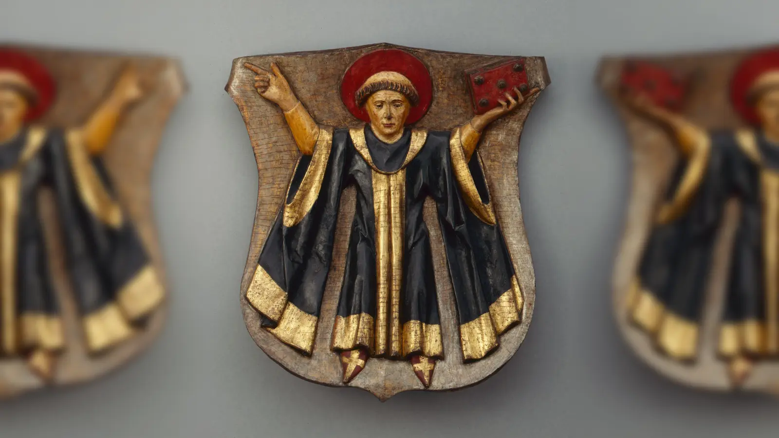 Das Wappen der Stadt aus dem Fest- und Tanzsaal des Alten Rathauses wurde 1477 von Erasmus Grasser aus Lindenholz gefertigt. (Foto: Patricia Fliegauf, © Münchner Stadtmuseum)