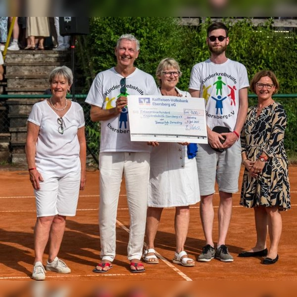 Stefan Freytag und Dominik Bogensperger von der Kinderkrebshilfe Ebersberg e.V. freuten sich über den Spendenscheck in Höhe von 1400 Euro, der von den TCZ-Vorständinnen Barbara Liebich (links) und Susanne Obermaier (Mitte) sowie Benefiz-Café Mitorganisatorin Klaudia Pillep (rechts) überreicht wurde.  (Foto: red)