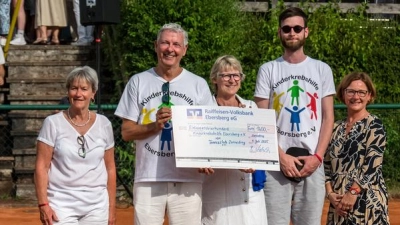 Stefan Freytag und Dominik Bogensperger von der Kinderkrebshilfe Ebersberg e.V. freuten sich über den Spendenscheck in Höhe von 1400 Euro, der von den TCZ-Vorständinnen Barbara Liebich (links) und Susanne Obermaier (Mitte) sowie Benefiz-Café Mitorganisatorin Klaudia Pillep (rechts) überreicht wurde.  (Foto: red)