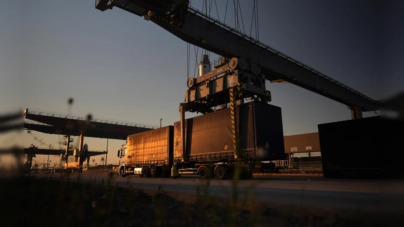 Bei einem KV-Terminal werden die Güter zwischen Straße und Schiene umgeladen. Ein solches Terminal soll demnächst auch auf dem Areal des Rangierbahnhofs München Nord entstehen. (Foto: Deutsche Bahn AG/Oliver Lang)