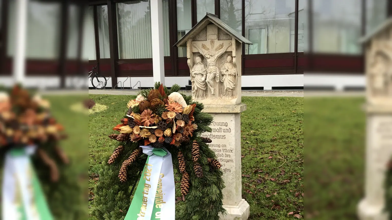 Am Gedenkstein für Dr. Thomas Max wurde am Volkstrauertag ein Kranz der Gemeinde niedergelegt. (Foto: hw)