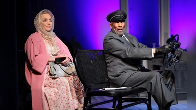 Geschafft: Chauffeur Hoke (Ron Williams) hat Miss Daisy (Doris Kunstmann) überredet, in den Wagen zu steigen. (Foto: Dietrich Dettmann)