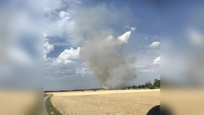 Durch den Wind war es zu starker Rauchentwicklung auf den brennenden Feldern gekommen. (Foto: FFW Garching)
