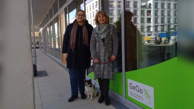 Lisa Schäfer (links), Gabriele Lukschik und Hündin Paula vor der Quartierszentrale am Maria-Nindl-Platz: Hier soll demnächst ein Foodsharing-Regal stehen. (Foto: bas)