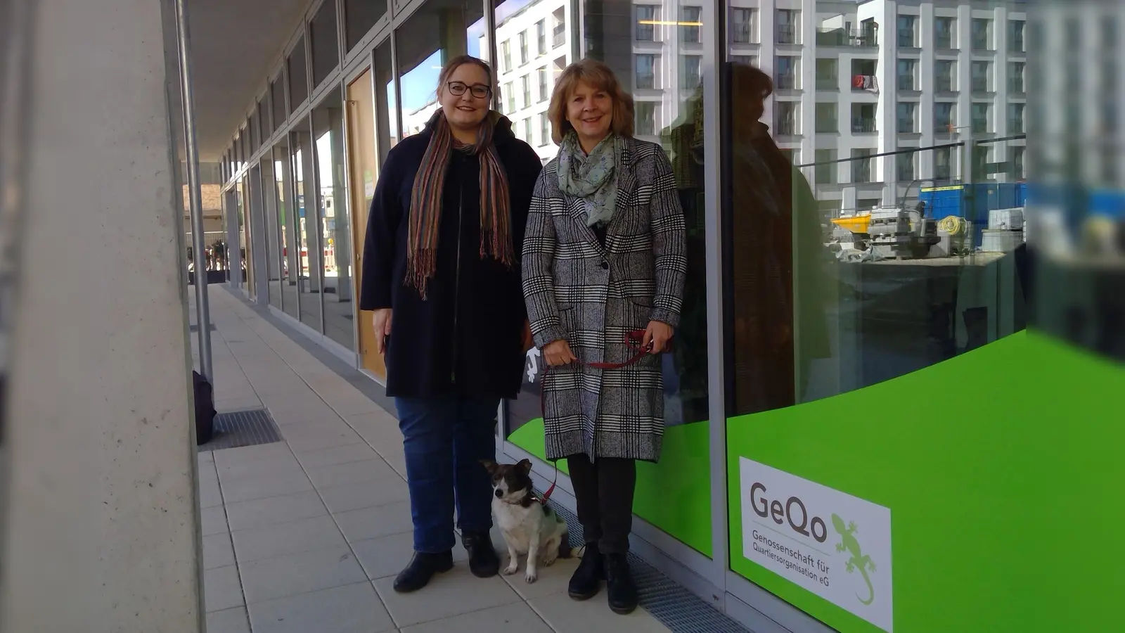 Lisa Schäfer (links), Gabriele Lukschik und Hündin Paula vor der Quartierszentrale am Maria-Nindl-Platz: Hier soll demnächst ein Foodsharing-Regal stehen. (Foto: bas)