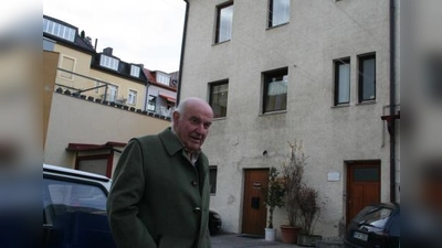 Josef Thurner vorm ehemaligen Elternhaus im Hinterhof der Ligsalzstraße 26. (Foto: tg)
