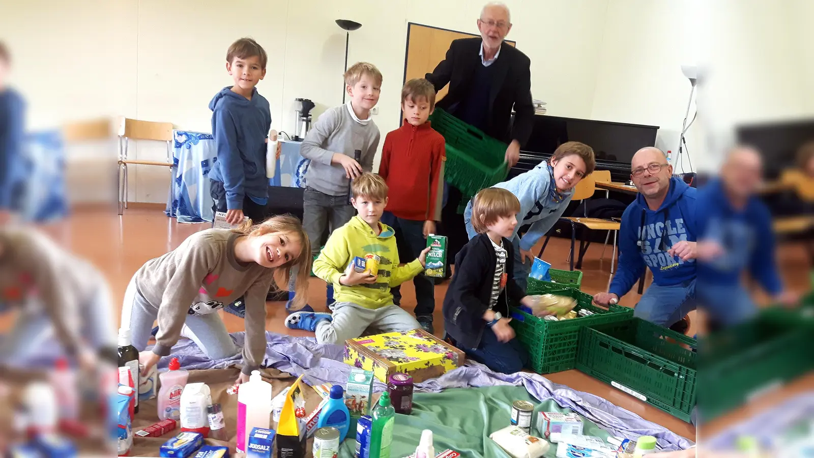 Zum 3. Mal haben die Schüler für eine große Sachspende an die Aßlinger Tafel gesammelt. Die Tafel-Helfer nahmen die Spende dankend an. (Foto: Montessori-Schule Niederseeon)