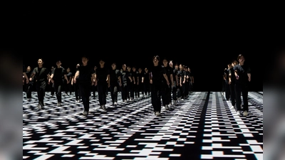 Richard Siegal hat die japanische Sportdisziplin Shudan Kodo zu einer Choreographie weiterentwickelt. Als Videoinstallation ist sie im Lenbachhaus zu sehen. (Foto: © Katarina Sopcic)