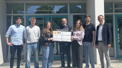 Freuten sich über das tolle Ergebnis (v.l.): Sascha Rothermel (Verbindungslehrer), Lilian Herault (Mitorganisator), Marie Schulze-Dieckhoff (Schülersprecherin), Günther Bonin (Gründer One Earth One Ocean), Sophia Wendt (Schülersprecherin), Daniel Liebetruth (Verbindungslehrer) und Thomas Höhenleitner (Schulleiter).  (Foto: MBG)