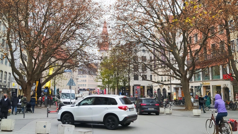Derzeit ist im Tal noch viel motorisierter Betrieb,. Bis zur Fertigstellung der Baustelle am Marienhof wird sich daran vorerst wohl nichts ändern.  (Foto: Stefan Dohl)