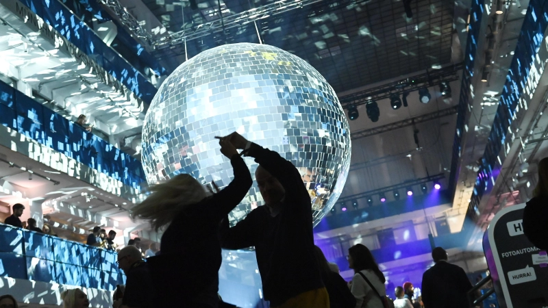 Am Montag, 29. Dezember, verwandelt sich die Halle E des Gasteig HP8 in einen glitzernden Ballsaal mit Live-Orchester: Ab 19 Uhr wird in festlichem Outfit Salsa getanzt. Der Eintritt ist frei. (Foto: Robert Haas/Gasteig)