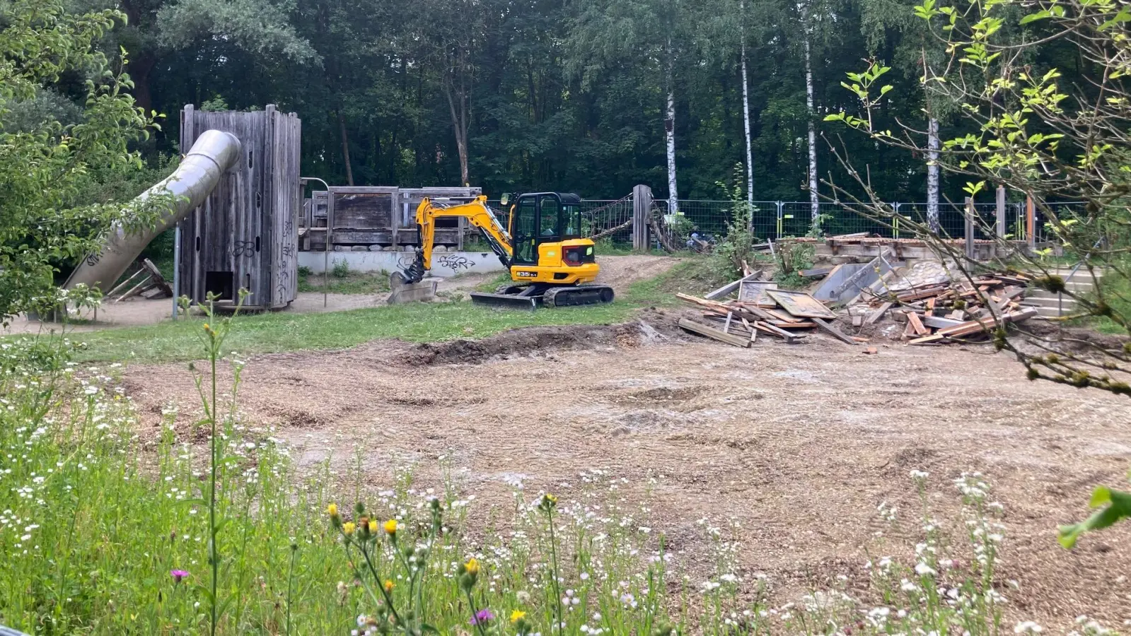 Beginn der Abrissarbeiten: Noch hat der Bagger nicht alles abgesrissen - Kletterturm, Rutsche uns anbeu stehen noch, aber auch sie wird es bald nicht mehr geben. (Foto: lsc)