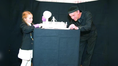 Die Kinder der Grundschule an der Grandlstraße untermalten den Festakt mit „gebastelten Gedichten” (im Bild: „Herr von Ribbeck auf Ribbeck im Havelland” von Theodor Fontane) (Foto: pi)