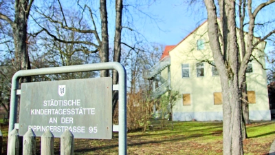 Das Foto aus dem Frühjahr zeigt das große Grundstück mit dem alten Baumbestand. Eine Sanierung ist seit 2014 geplant. Nun stellt dei Stadt das Projekt erneut hintenan. Grund: es fehlen die Mittel. (Foto: us)
