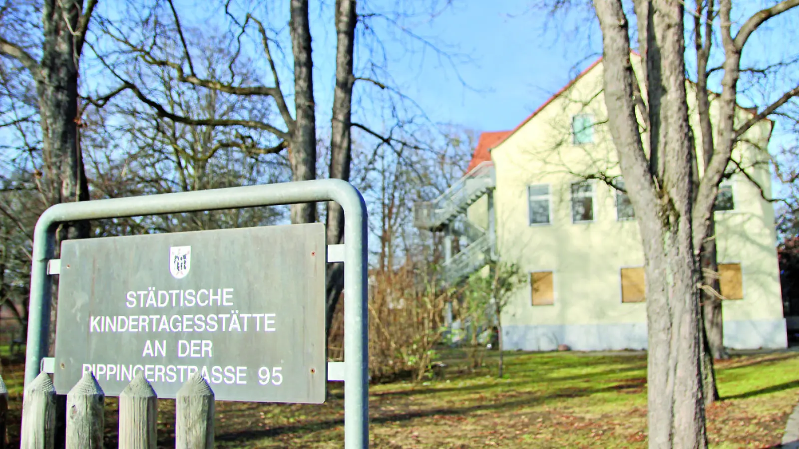 Das Foto aus dem Frühjahr zeigt das große Grundstück mit dem alten Baumbestand. Eine Sanierung ist seit 2014 geplant. Nun stellt dei Stadt das Projekt erneut hintenan. Grund: es fehlen die Mittel. (Foto: us)
