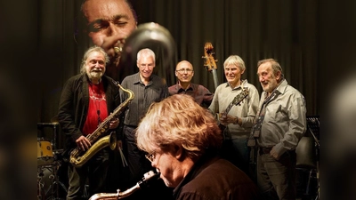 Das „Blue Monday Jazzquintett“ spielt als Eröffnungsband bei der Jamsession. Mit Ralf Peter Fuchs (sax), Franz Freudenreich (g), Gerhard Uttenthaler (b), Misha Shizz (p) und Horst Schroers (dr) vom Quintett spielen Leszek Zadlo (sax) (vorne im Bild) und Peter Tuscher (tr) (als Projektion im Bildhintergrund). (Foto: Rainer Ortag)