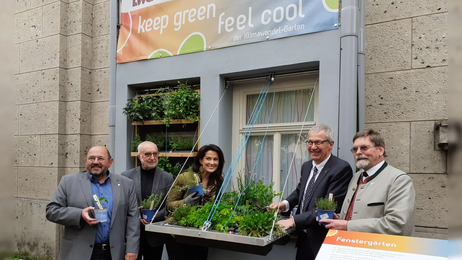 Dem Motto des Klimawandels, „Keep green, feel cool”, folgend bepflanzte Landwirtschaftsministerin Michaela Kaniber zusammen mit Vertretern der Gartenbau-Verbände und dem Präsidenten der LWG, Andreas Mayer (2.v.l.), ein Fensterbeet. (Foto: mha)