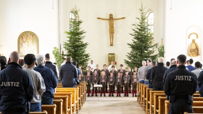Die Frohe Botschaft gilt auch für Menschen im Gefängnis. Hier ein Bild vom ökumenischen Weihnachts-Gottesdienst mit einem Auftritt des Tölzer Knabenchors in der Justizvollzugsanstalt (JVA) Stadelheim. (Foto: Lennart Preiss)