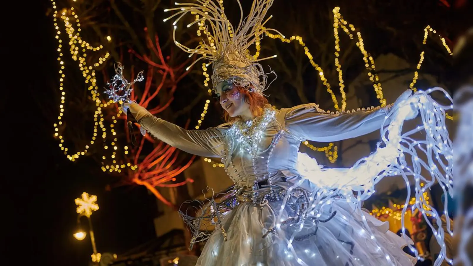 Beim Flockenzauber in Taufkirchen werden wieder funkelnde Stelzenläufer erwartet. (Foto: Roland Altmann)
