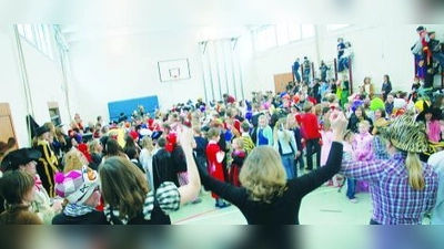 Buntes Treiben in der Turnhalle der Pfarrer-Grimm-Schule beim angewandten Heimat- und Sachkundeunterricht zum Thema „Bräuche“. (Foto: pi)