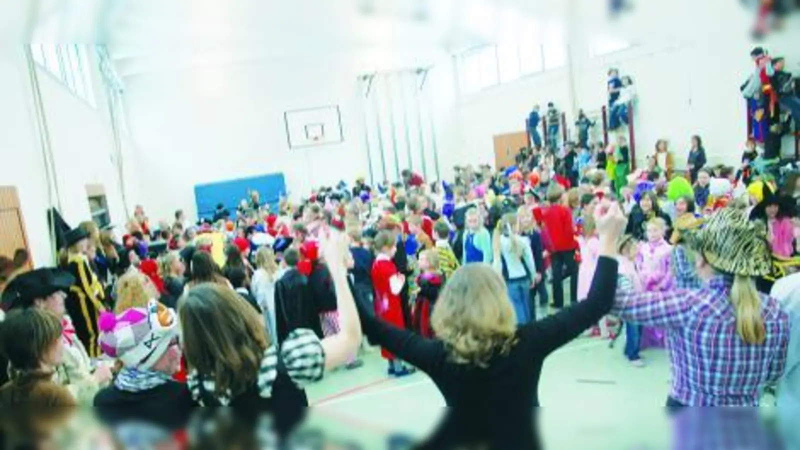 Buntes Treiben in der Turnhalle der Pfarrer-Grimm-Schule beim angewandten Heimat- und Sachkundeunterricht zum Thema „Bräuche“. (Foto: pi)